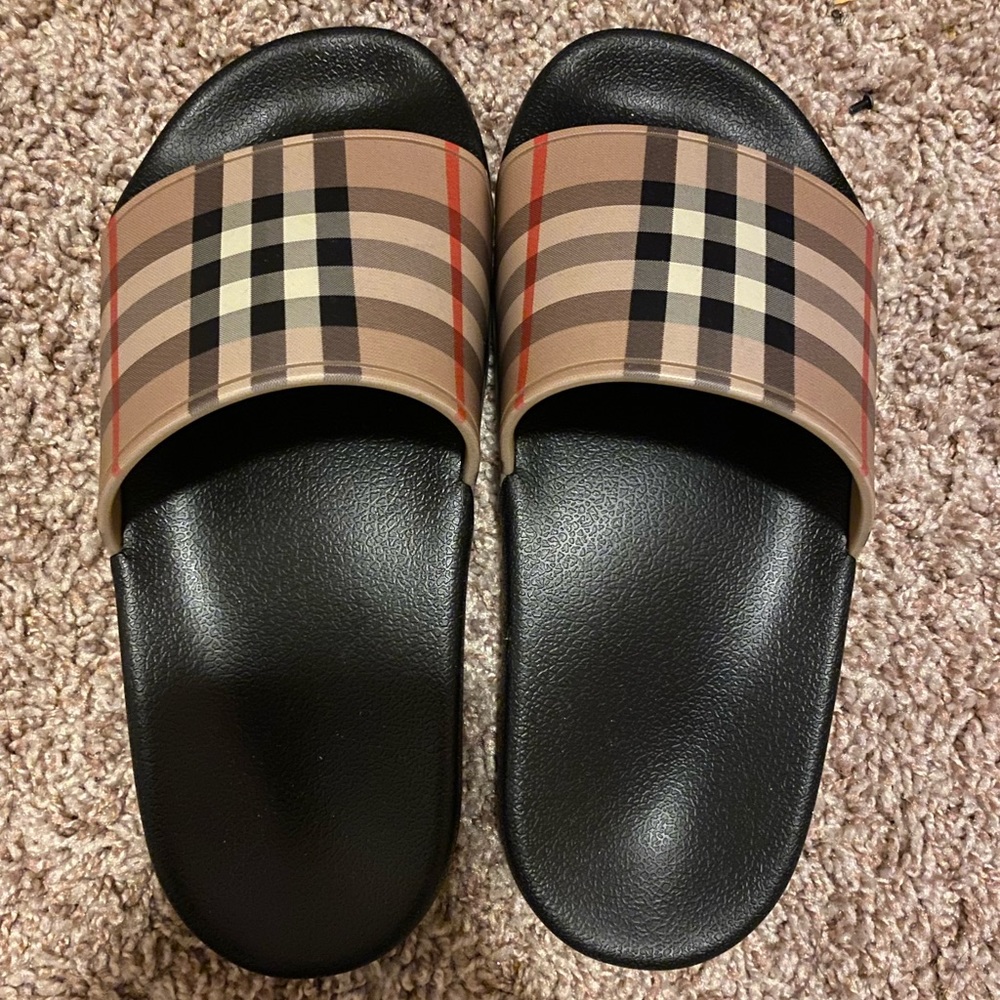 Size 35 in womens. Recommend to anyone who wear a size 4 or under.